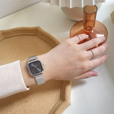 Γυναικείο ρολόι με μεταλλική αλυσίδα