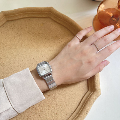 Γυναικείο ρολόι με μεταλλική αλυσίδα