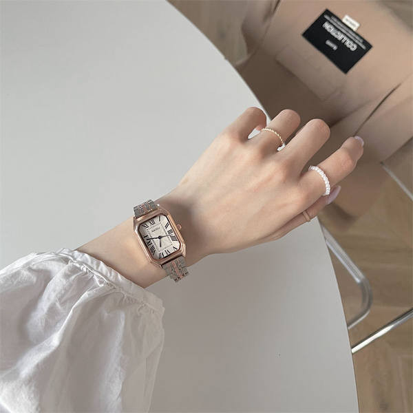 Γυναικείο ρολόι με μεταλλική αλυσίδα