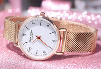 Un ceas elegant din oțel cu formă rotundă