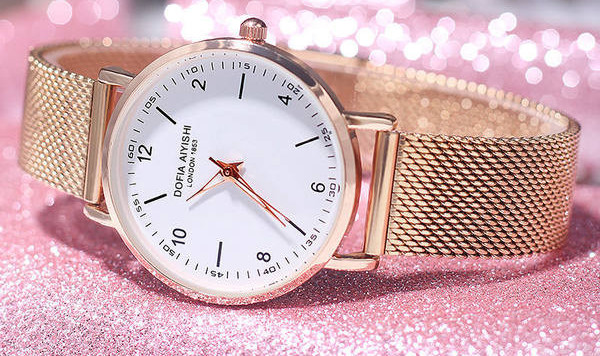 Un ceas elegant din oțel cu formă rotundă