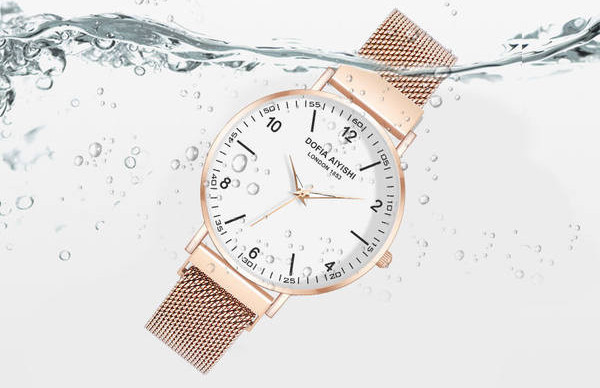 Un ceas elegant din oțel cu formă rotundă