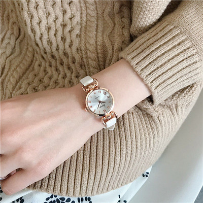 Čist ženski sat u raznim bojama