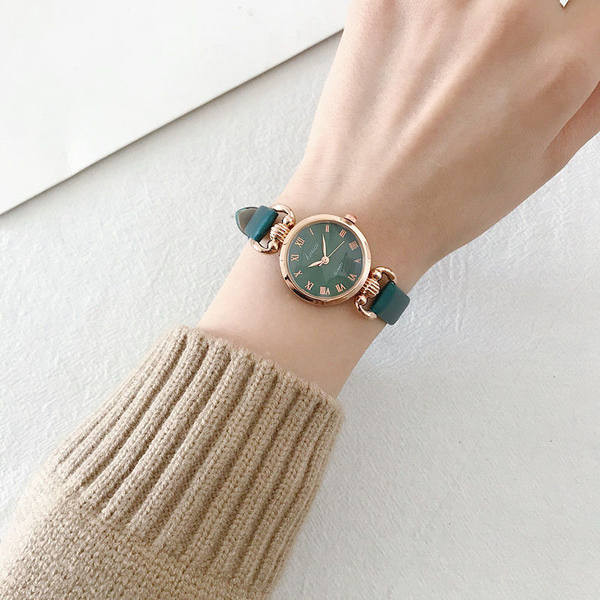 Čist ženski sat u raznim bojama