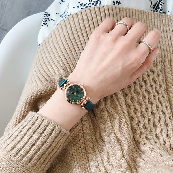 Čist ženski sat u raznim bojama