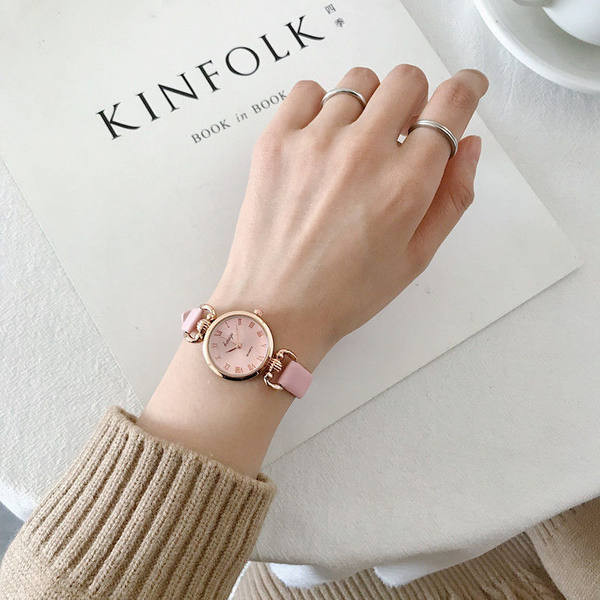 Čist ženski sat u raznim bojama