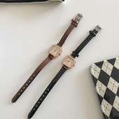 Un ceas curat, cu formă pătrată și curea subțire