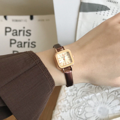 Un ceas curat, cu formă pătrată și curea subțire