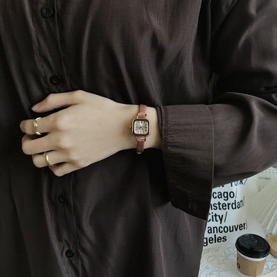 Un ceas curat, cu formă pătrată și curea subțire