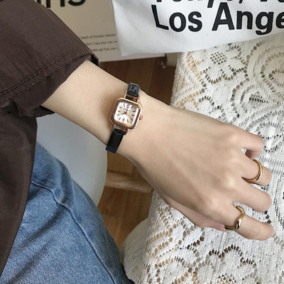 Un ceas curat, cu formă pătrată și curea subțire