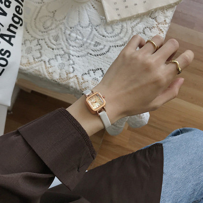 Un ceas curat, cu formă pătrată și curea subțire