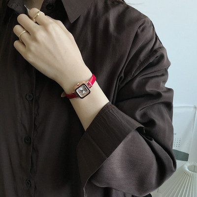 Un ceas curat, cu formă pătrată și curea subțire