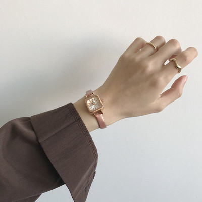 Un ceas curat, cu formă pătrată și curea subțire