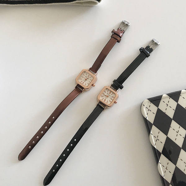 Un ceas curat, cu formă pătrată și curea subțire