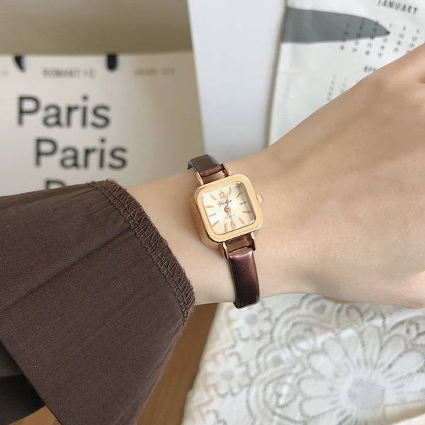 Un ceas curat, cu formă pătrată și curea subțire