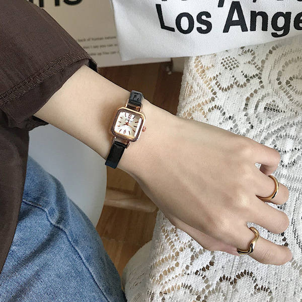 Un ceas curat, cu formă pătrată și curea subțire