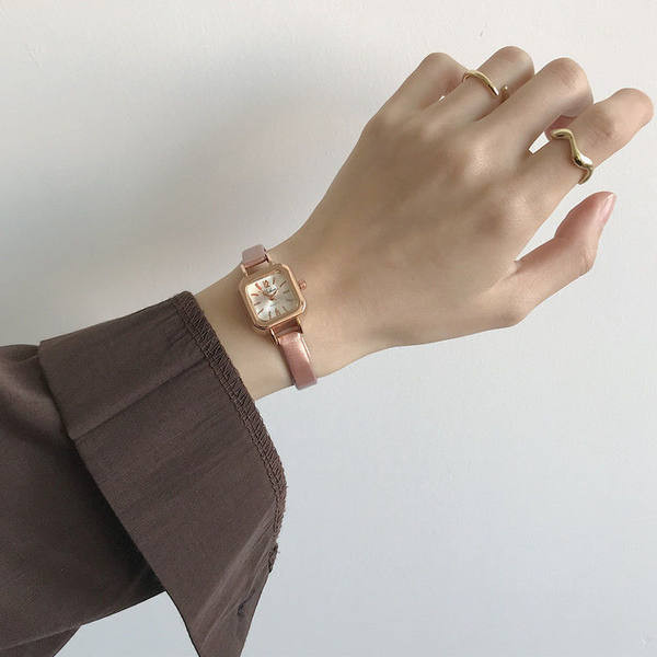 Un ceas curat, cu formă pătrată și curea subțire