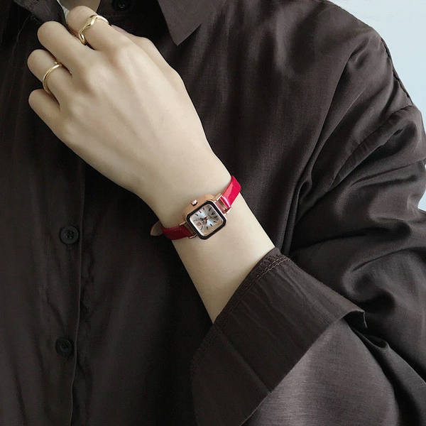 Un ceas curat, cu formă pătrată și curea subțire