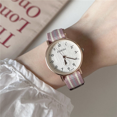 Ženski sat s tekstilnim remenom