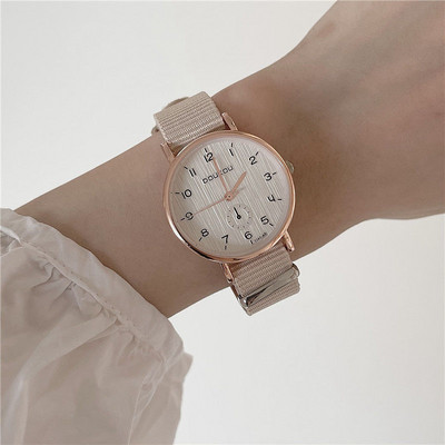 Ženski sat s tekstilnim remenom