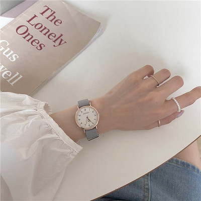 Ženski sat s tekstilnim remenom