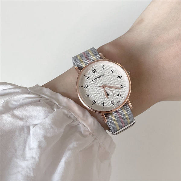 Ženski sat s tekstilnim remenom