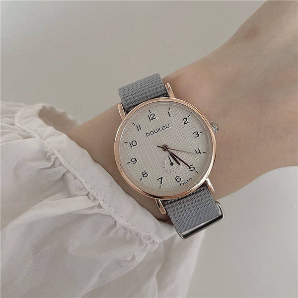 Ženski sat s tekstilnim remenom