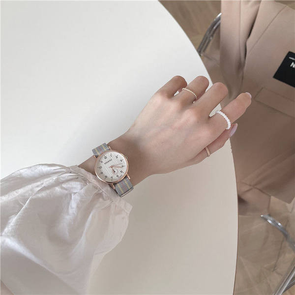 Ženski sat s tekstilnim remenom