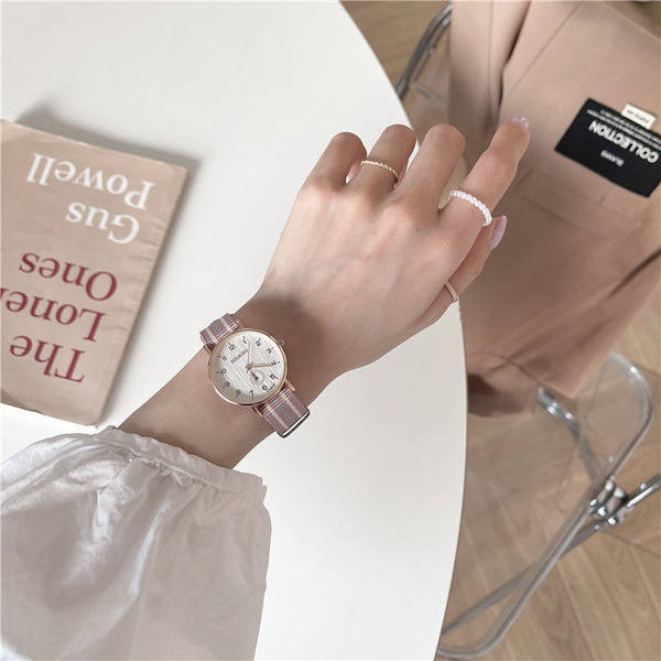 Ženski sat s tekstilnim remenom