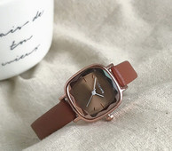 Naiste kandiline käekell - nahast rihmaga