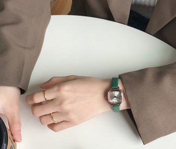 Naiste kandiline käekell - nahast rihmaga