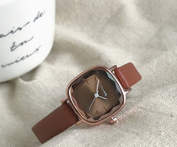 Naiste kandiline käekell - nahast rihmaga