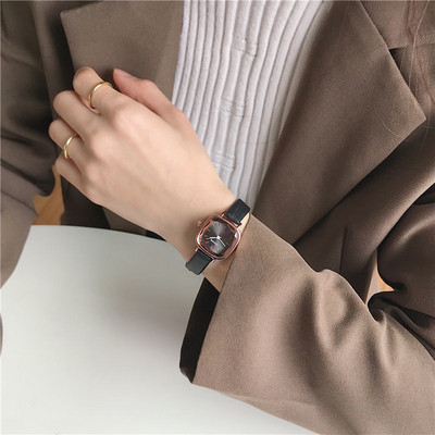 Naiste kandiline käekell - nahast rihmaga