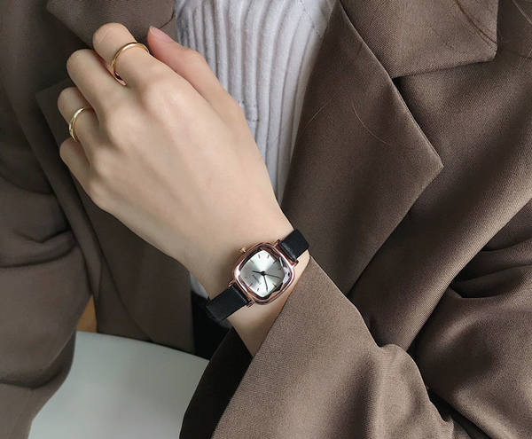 Naiste kandiline käekell - nahast rihmaga