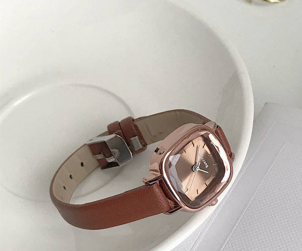 Naiste kandiline käekell - nahast rihmaga