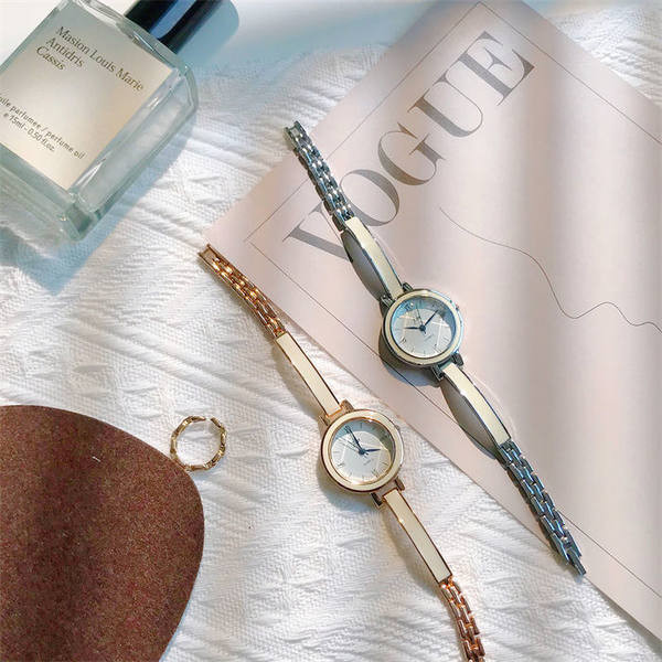 Elegantni ženski sat u zlatnoj i srebrnoj boji