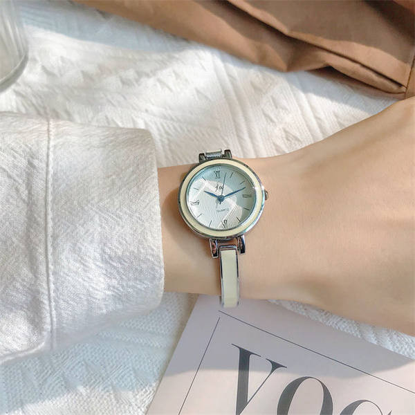 Elegantni ženski sat u zlatnoj i srebrnoj boji