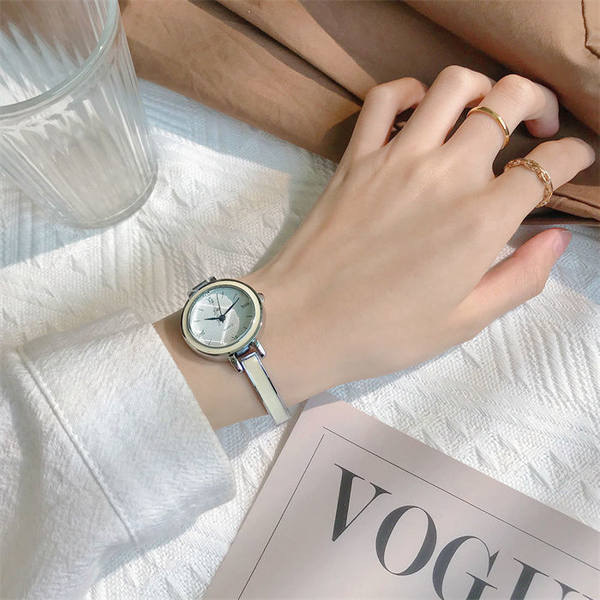 Elegantni ženski sat u zlatnoj i srebrnoj boji