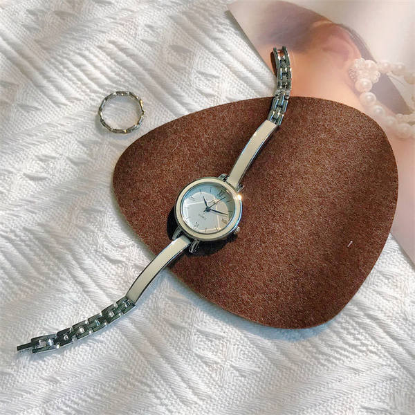 Elegantni ženski sat u zlatnoj i srebrnoj boji