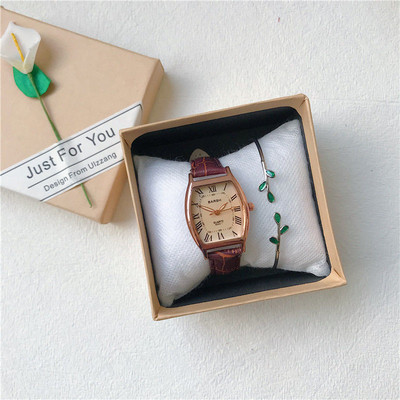 Nahast rihmaga retrostiilis naiste käekell