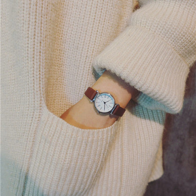 Nahast rihmaga retrostiilis naiste käekell