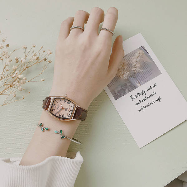 Nahast rihmaga retrostiilis naiste käekell