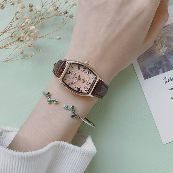 Nahast rihmaga retrostiilis naiste käekell