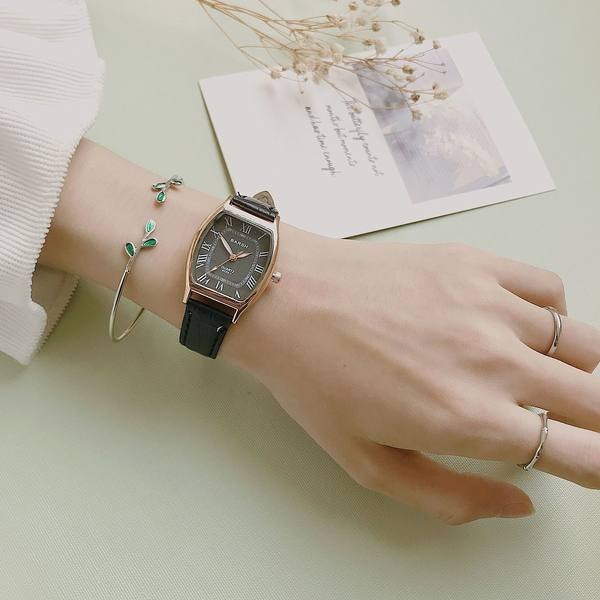 Nahast rihmaga retrostiilis naiste käekell