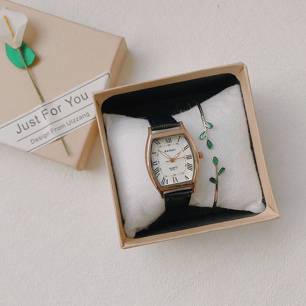 Nahast rihmaga retrostiilis naiste käekell