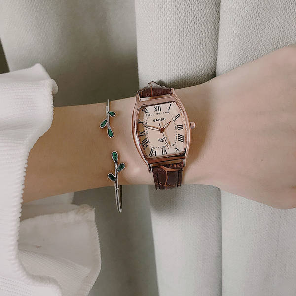 Nahast rihmaga retrostiilis naiste käekell