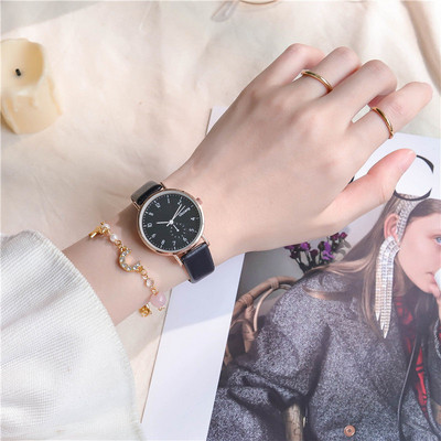 Vandeniui atsparus moteriškas laikrodis su odiniu dirželiu