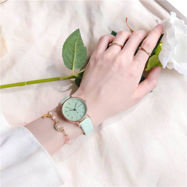 Vandeniui atsparus moteriškas laikrodis su odiniu dirželiu