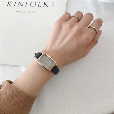 Ρετρό γυναικείο ρολόι με δερμάτινο λουράκι