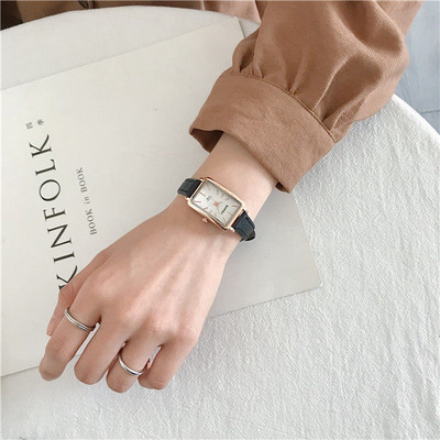 Ρετρό γυναικείο ρολόι με δερμάτινο λουράκι